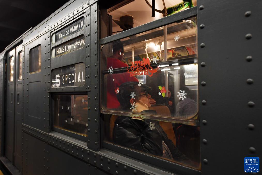 12月2日，在美國(guó)紐約，人們乘坐“懷舊地鐵”專列。新華社記者 李睿 攝