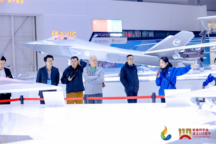 參會(huì)嘉賓和留學(xué)歸國(guó)人員參觀珠海太空中心。主辦方供圖