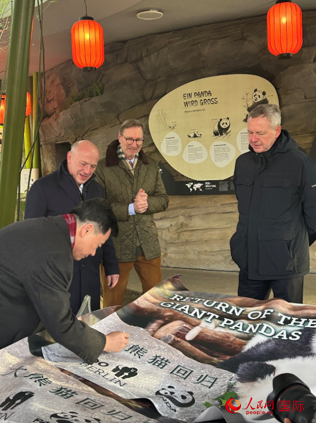 吳墾大使簽名。人民網(wǎng)記者 徐馨攝