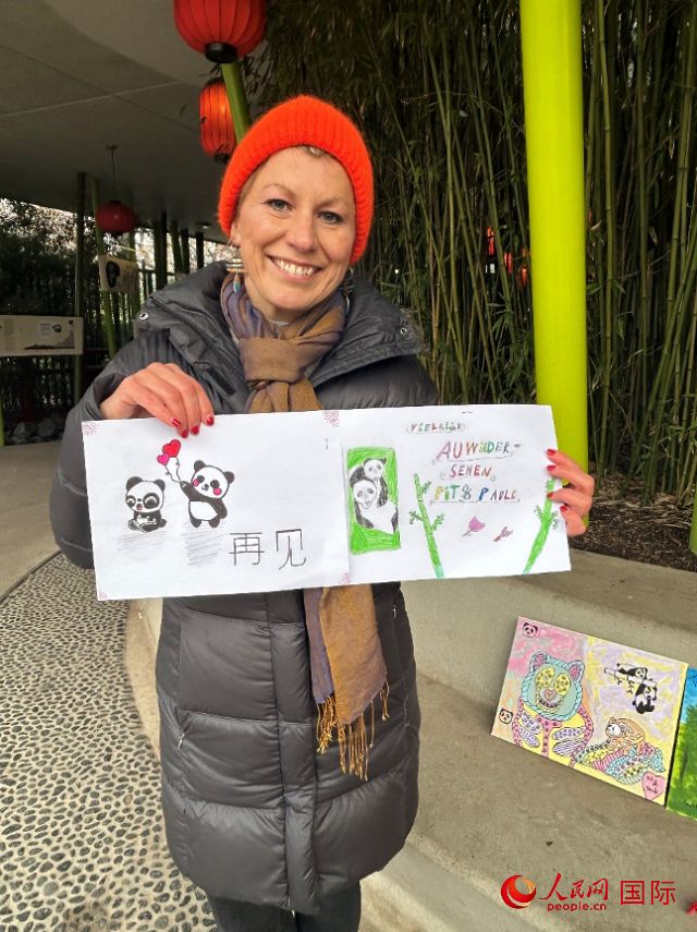 桑德拉和德國小朋友們的作品。右圖寫著“祝福好運，再見 Pit和Paule（“夢想”“夢圓”的德語名字）”。人民網(wǎng)記者 徐馨攝