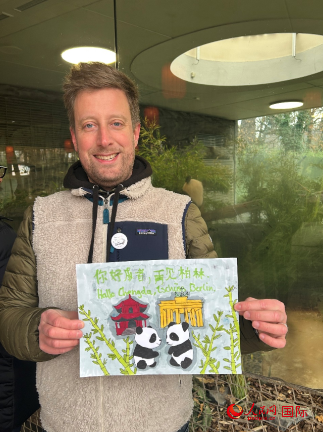 特別從法國趕來送別“夢想”“夢圓”的專業(yè)級熊貓粉絲 Pouille先生和此次征集的兒童作品。人民網(wǎng)記者 徐馨攝