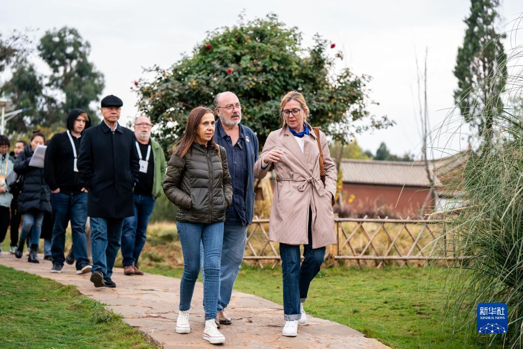 12月6日，世界媒體峰會參會代表在昆明市晉寧區(qū)小漁村參觀。新華社記者 胡超 攝