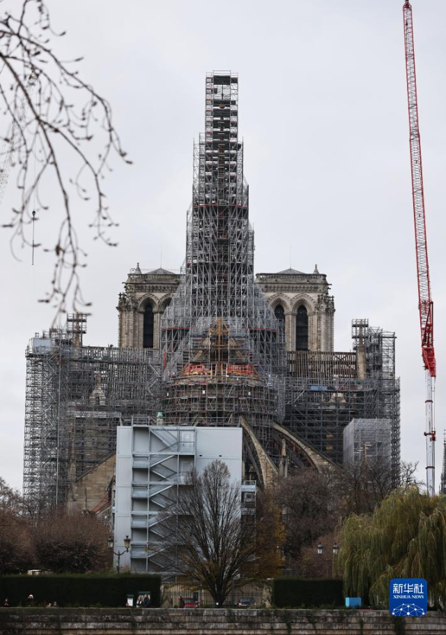 這是12月8日在法國巴黎拍攝的修復(fù)中的巴黎圣母院。新華社記者 高靜 攝
