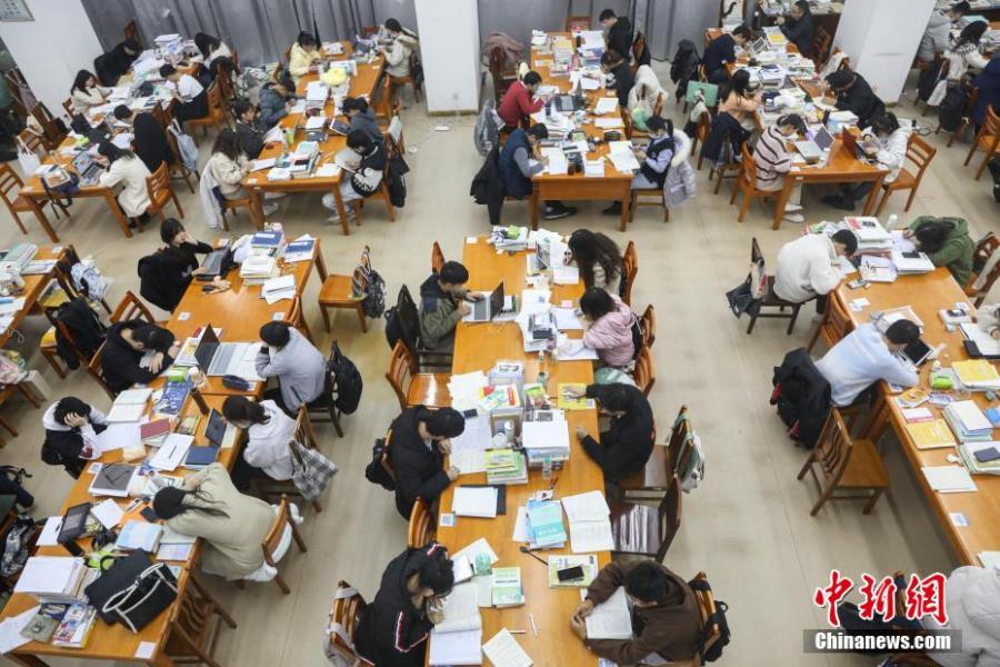 資料圖：眾多考研學(xué)生在南昌大學(xué)圖書館的自習(xí)室內(nèi)復(fù)習(xí)備考。劉力鑫 攝