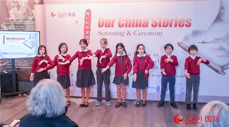 肯辛頓韋德預(yù)備學(xué)校小學(xué)生表演。人民網(wǎng) 郭錦標(biāo)攝