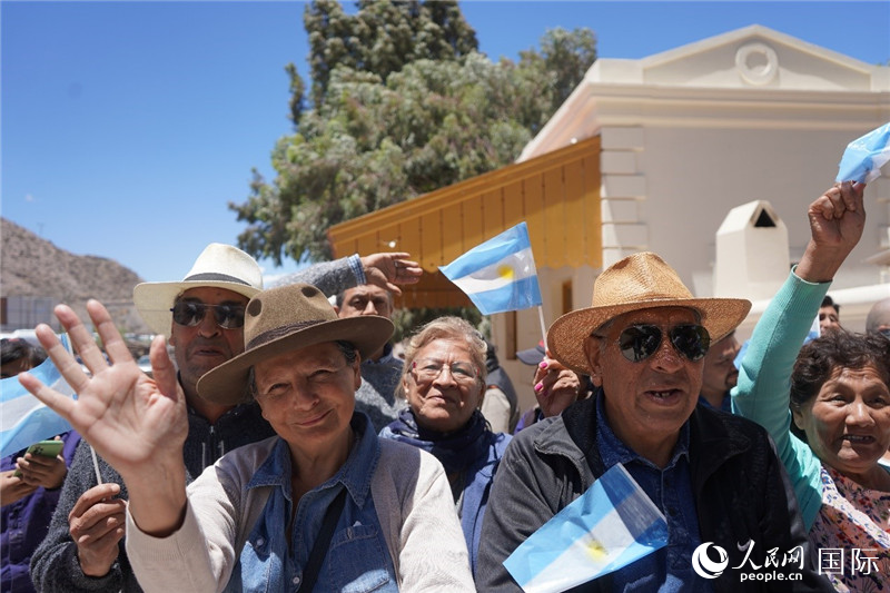 圖為當?shù)孛癖娮园l(fā)舉行慶?；顒印Ｈ嗣窬W記者 許放攝