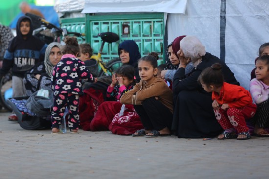 這是12月3日在加沙地帶代爾拜拉赫一家醫(yī)院拍攝的流離失所的巴勒斯坦人。新華社發(fā)