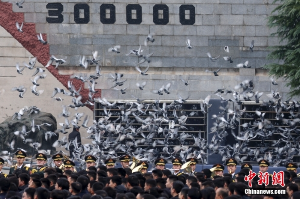 12月13日是第十個(gè)南京大屠殺死難者國家公祭日。當(dāng)天上午，南京大屠殺死難者國家公祭儀式在侵華日軍南京大屠殺遇難同胞紀(jì)念館舉行。圖為國家公祭儀式現(xiàn)場。中新社記者 泱波 攝