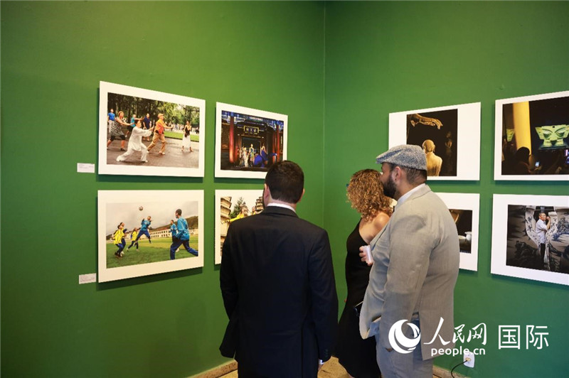 巴西民眾在攝影展作品前駐足欣賞。 人民網(wǎng)記者 陳海琪攝