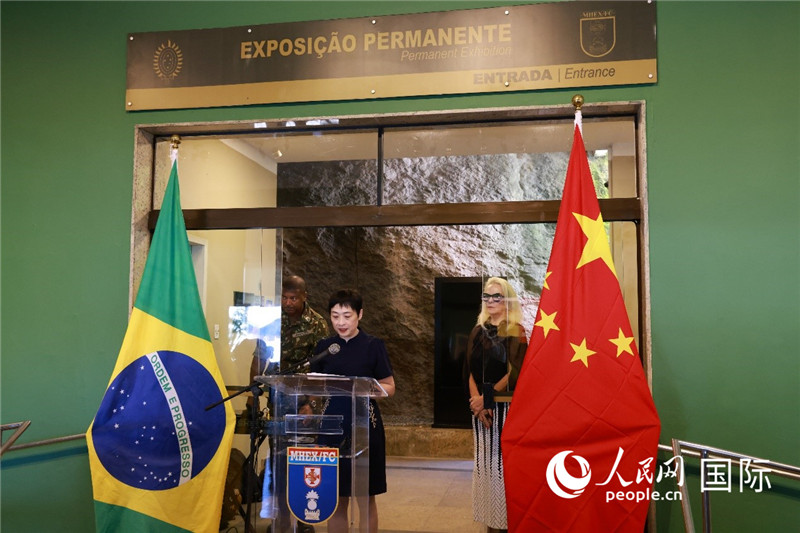 中國駐里約總領(lǐng)事田敏在攝影展開幕式上致辭。 人民網(wǎng)記者 陳海琪攝