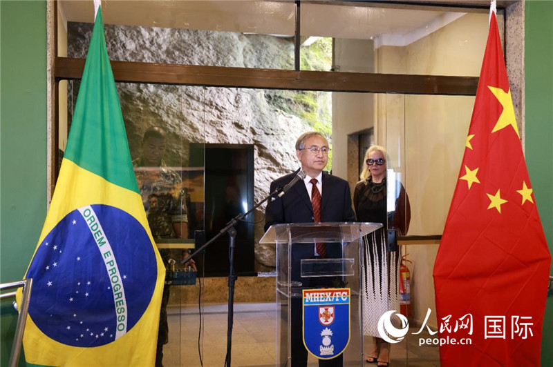 中國攝影家協(xié)會駐會副主席鄭更生在攝影展開幕式上致辭。 人民網(wǎng)記者 陳海琪攝