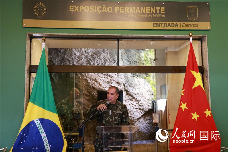科帕卡瓦納要塞司令亞歷山大·羅伯托在攝影展開幕式上致辭。 人民網(wǎng)記者 陳海琪攝