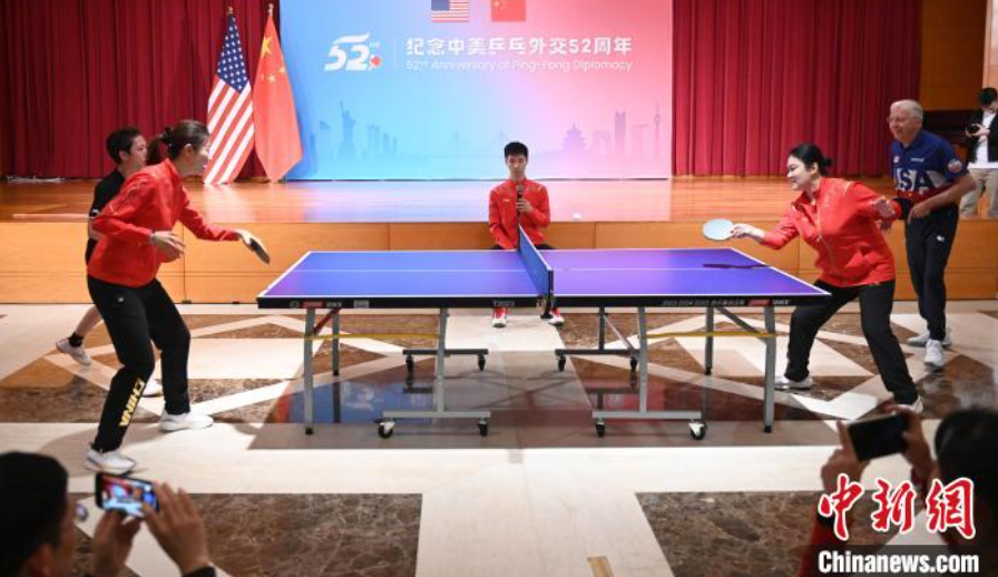 當(dāng)?shù)貢r(shí)間12月13日，中國(guó)駐美使館在華盛頓舉辦慶?；顒?dòng)紀(jì)念中美乒乓外交52周年。圖為丁寧、劉偉、戴爾等中美運(yùn)動(dòng)員上演混雙表演賽。中新社記者 陳孟統(tǒng) 攝