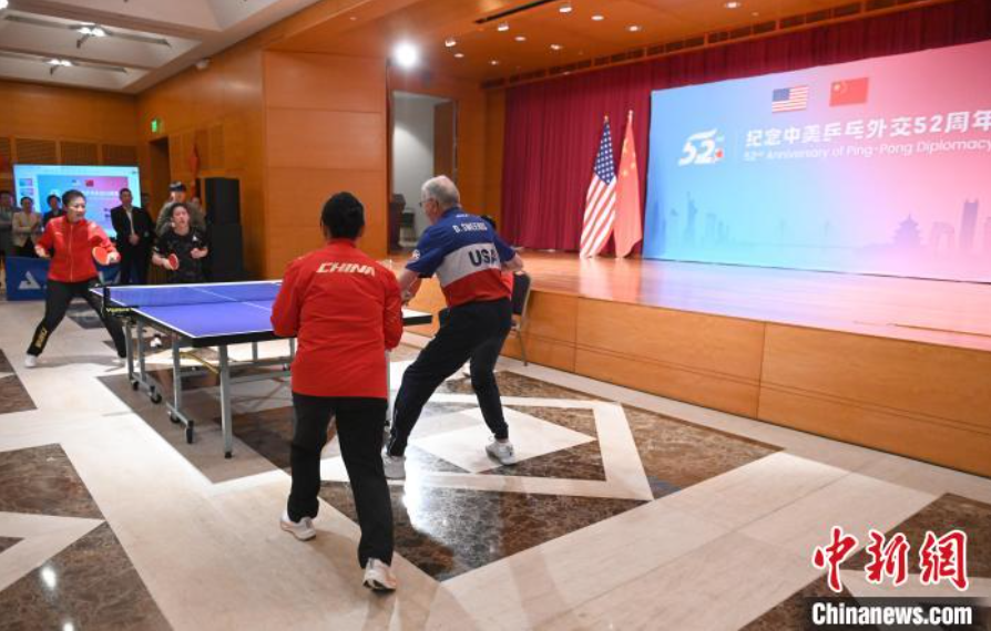 當(dāng)?shù)貢r(shí)間12月13日，中國(guó)駐美使館在華盛頓舉辦慶祝活動(dòng)紀(jì)念中美乒乓外交52周年。圖為丁寧、劉偉、戴爾等中美運(yùn)動(dòng)員上演混雙表演賽。中新社記者 陳孟統(tǒng) 攝