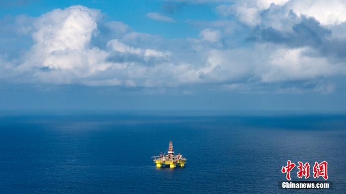 遠(yuǎn)眺中國海油982鉆井平臺。<a target='_blank' href='/' _fcksavedurl='/' ><p  align=