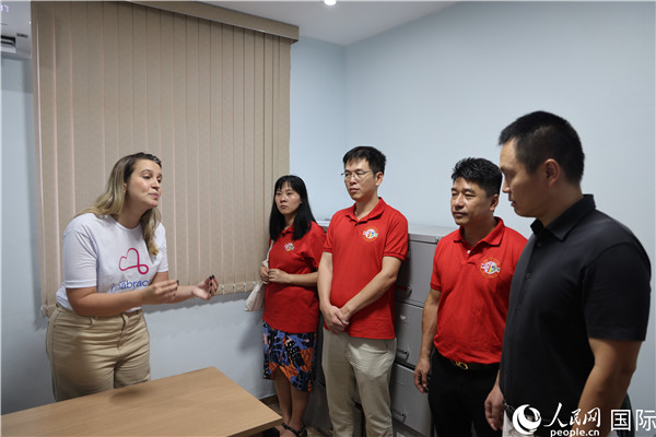 王尉育等人參觀并了解協(xié)會(huì)活動(dòng)場所及設(shè)施。人民網(wǎng)記者 時(shí)元皓攝