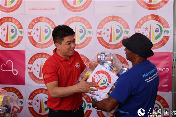 鄭俠茂向癌癥患者捐贈(zèng)食品籃。人民網(wǎng)記者 時(shí)元皓攝