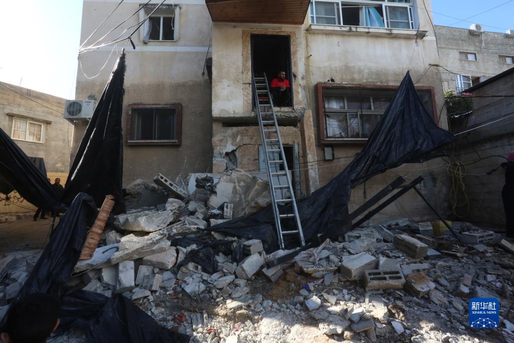 12月17日，在約旦河西岸城市圖勒凱爾姆附近的一處難民營，人們查看在沖突中損毀的房屋。新華社發(fā)（尼達(dá)爾·艾仕塔耶?dāng)z）