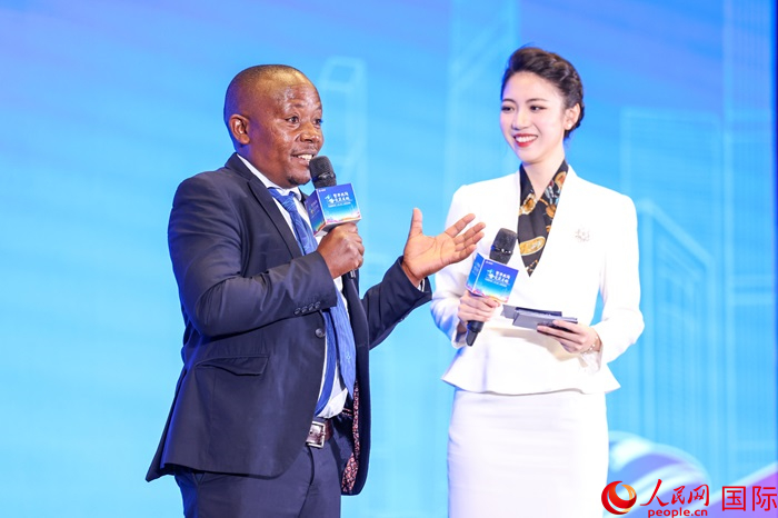 來自烏干達(dá)坎帕拉—恩德培機(jī)場高速公路項(xiàng)目的赫爾曼（左）被評(píng)為中國交建共建“一帶一路”最美外籍建設(shè)者之一。人民網(wǎng)記者 趙益普攝