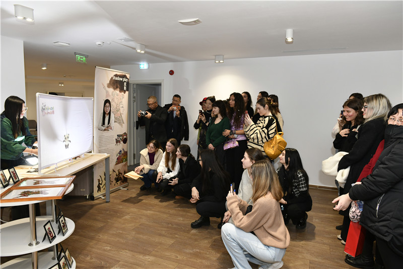 圖為觀眾欣賞帶有“你好中國”標識的皮影展示。 布加勒斯特中國文化中心供圖。