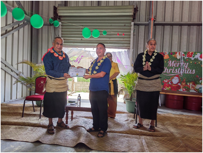 湯加農(nóng)林食品部部長佛赫為唐匯勇組長頒發(fā)獎狀和獎金。援湯加第六期農(nóng)業(yè)技術(shù)援助項目組供圖