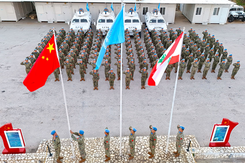 1月1日，中國第22批赴黎巴嫩維和官兵們舉行升旗儀式。胡光明攝