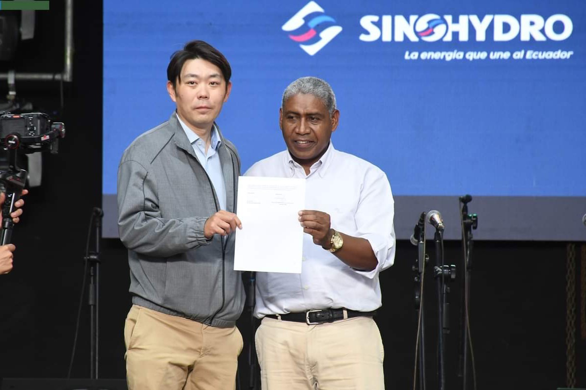 中國電建厄瓜多爾國別代表白納（左）代表中國電建向厄瓜多爾埃爾查科市康復中心捐贈了一批康復器材，埃爾查科市市長奧斯卡·德拉克魯斯·卡瓦蒂霍（右）對中國企業(yè)的善舉表示感謝。中國電建厄瓜多爾代表處供圖