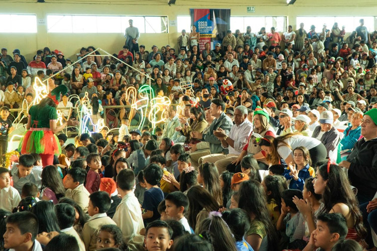 捐贈儀式在埃爾查科市中心的體育館舉行。中國電建厄瓜多爾代表處提供圖