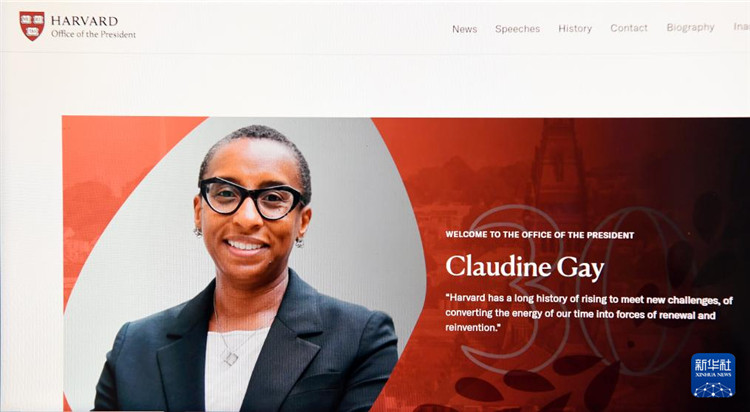 美國媒體1月2日報道，哈佛大學校長蓋伊宣布辭職。這是1月2日拍攝的有蓋伊照片的哈佛大學官網(wǎng)校長辦公室頁面。新華社記者李睿 攝