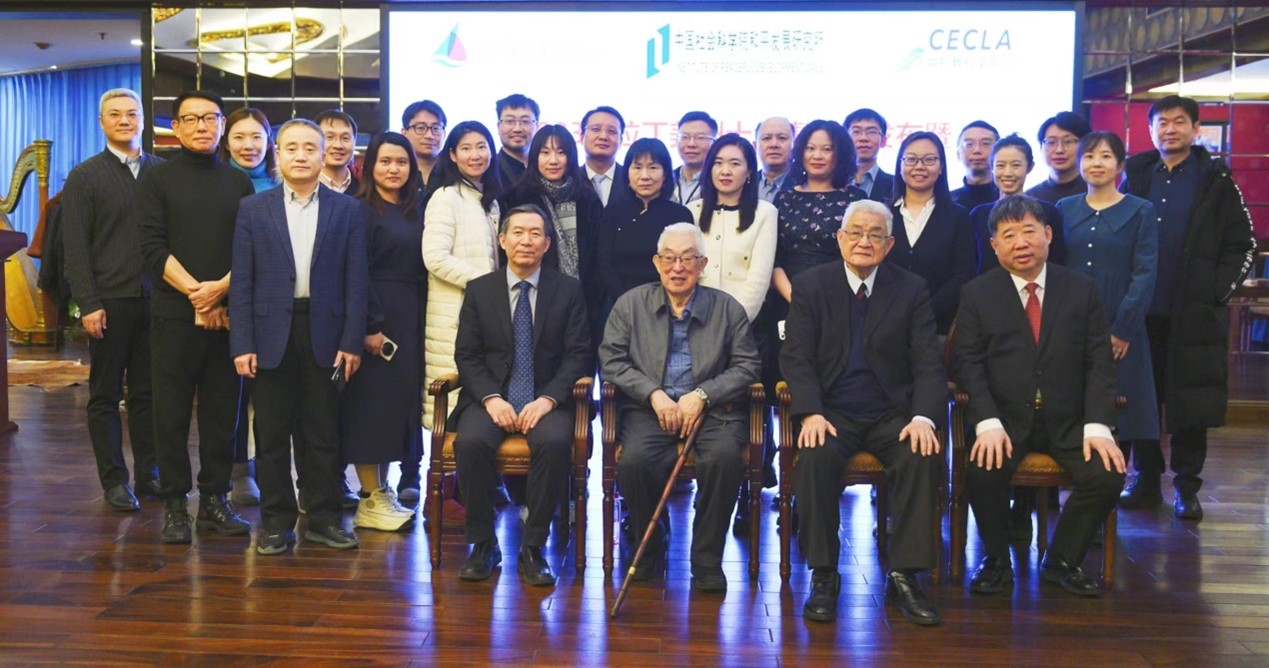 與會專家學(xué)者舉行合影。主辦方供圖
