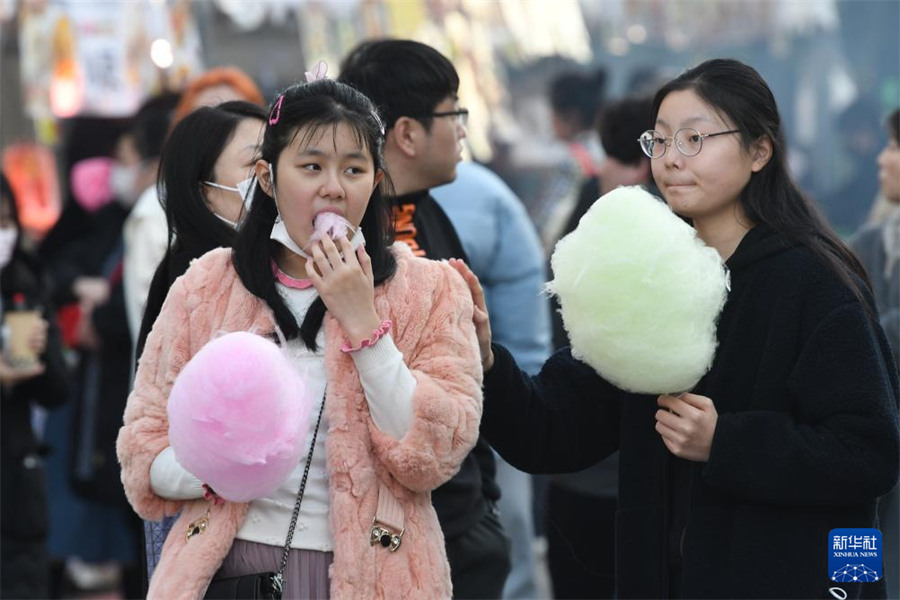 1月5日，在日本名古屋市第18屆“名古屋中國春節(jié)祭”上，游客品嘗棉花糖。新華社記者 岳晨星 攝