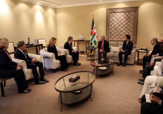 1月7日，約旦國(guó)王阿卜杜拉二世（中右）在安曼會(huì)見到訪的美國(guó)國(guó)務(wù)卿布林肯（中左）。新華社發(fā)（約旦王宮供圖）