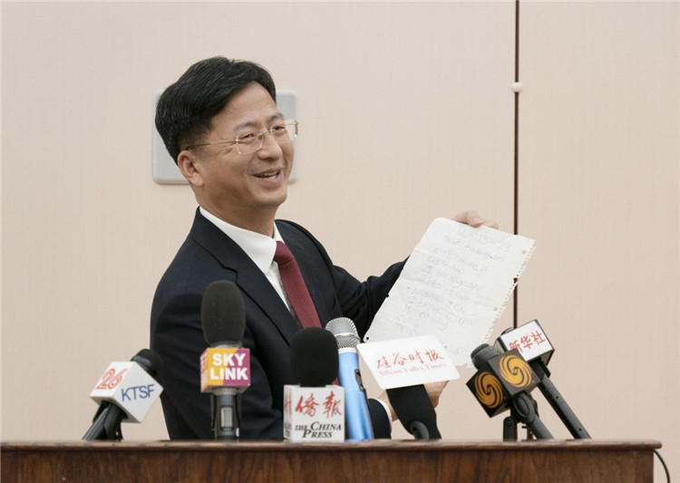 張建敏總領事向媒體展示領區(qū)小學生來信。中國駐舊金山總領館供圖