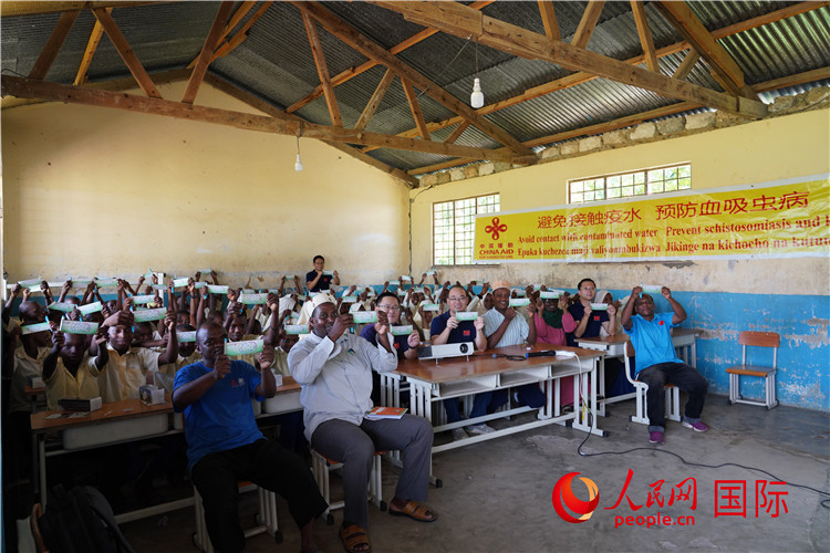中國專家組走進姆坦噶尼小學開展血吸蟲病防治健康教育。人民網記者 黃煒鑫攝