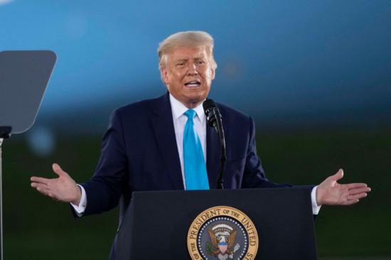 這是2020年9月3日時任美國總統(tǒng)特朗普在美國賓夕法尼亞州拉特羅布參加競選集會的資料照片。新華社記者劉杰攝