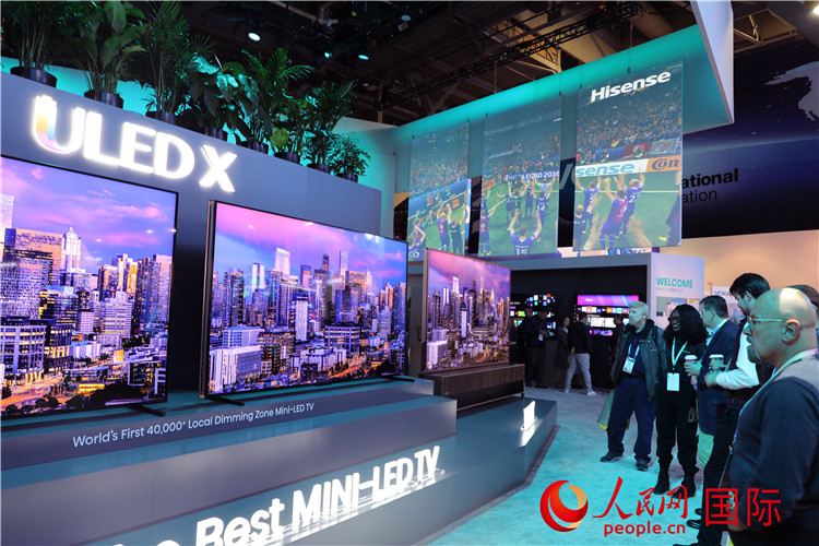 在2024年美國消費(fèi)電子展上，人們駐足觀看中國企業(yè)海信推出的ULED X系列電視110UX，該產(chǎn)品獲得“2024年美國消費(fèi)電子展創(chuàng)新獎”。人民網(wǎng)記者 李志偉攝