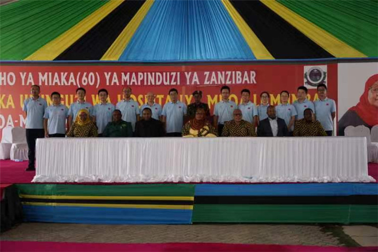 坦桑尼亞政要與中國(guó)醫(yī)療隊(duì)合影。中國(guó)（江蘇）第33期援桑給巴爾醫(yī)療隊(duì)供圖