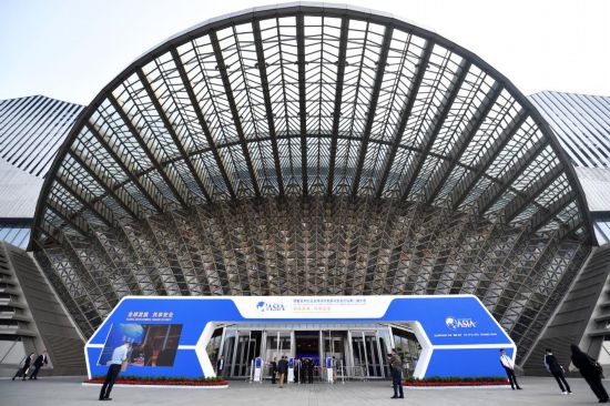 2023年10月30日，參會嘉賓步入長沙國際會議中心。當(dāng)日，以“全球發(fā)展 共享安全”為主題的博鰲亞洲論壇全球經(jīng)濟(jì)發(fā)展與安全論壇第二屆大會在湖南長沙開幕。新華社記者 陳振海 攝