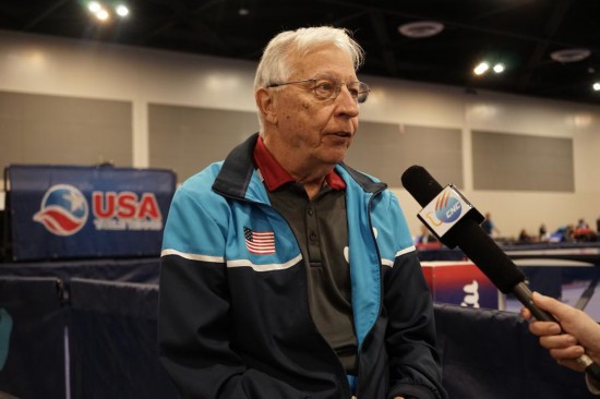 2023年12月16日，中美“乒乓外交”親歷者戴爾·斯威里斯在2023年美國(guó)乒乓球公開(kāi)賽老年組比賽間隙接受新華社記者專訪。