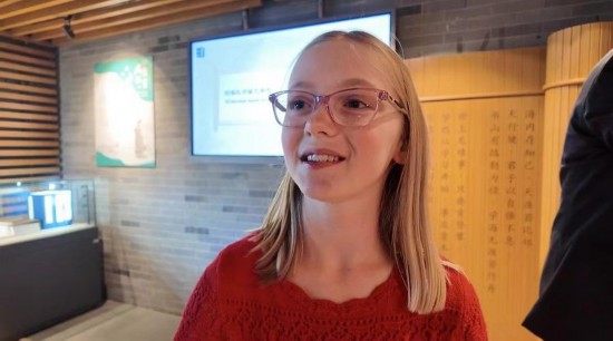 美國(guó)猶他州小學(xué)生米麗婭姆·居布萊接受記者采訪。