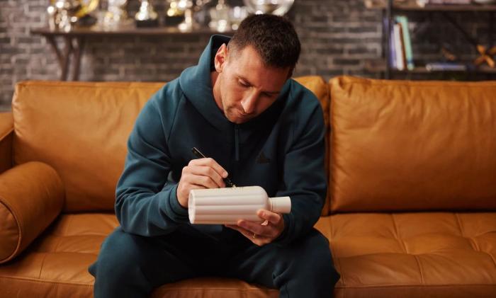 2023年10月，赤水河酒曬出的梅西為赤水河酒酒瓶簽名照片。 截圖自