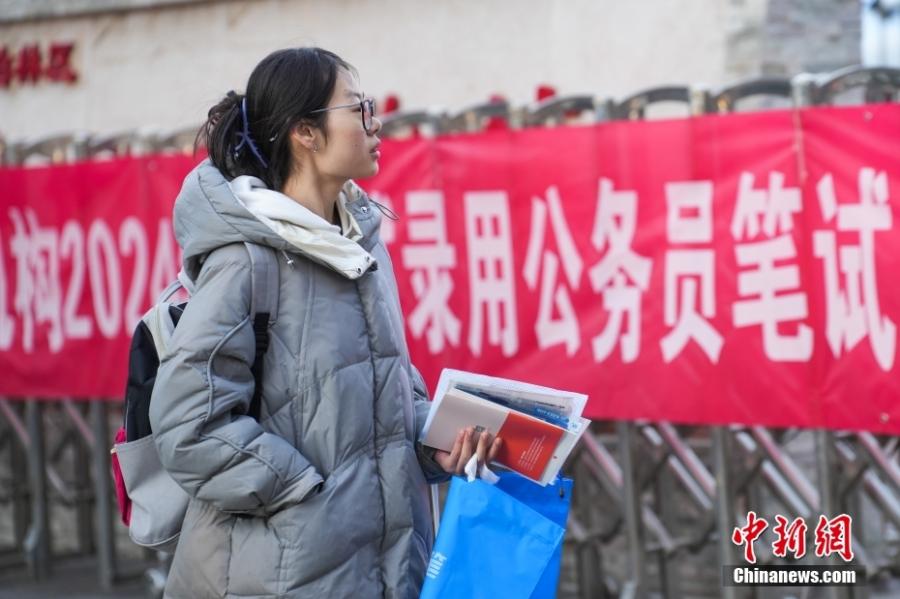 2023年11月26日，山西省太原市，考生步入考場(chǎng)。當(dāng)日，中央機(jī)關(guān)及其直屬機(jī)構(gòu)2024年度考試錄用公務(wù)員公共科目筆試舉行。<a target='_blank' href='/'><p  align=