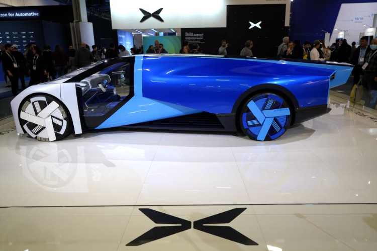 1月11日，人們在美國拉斯維加斯消費電子展小鵬公司展臺觀看電動飛行汽車Aeroht。新華社記者吳曉凌攝