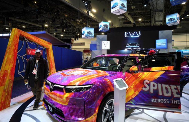 1月11日，人們在美國拉斯維加斯消費電子展越南電動汽車制造商VinFast展臺參觀。新華社記者吳曉凌攝