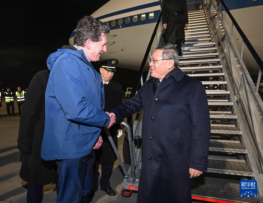 當(dāng)?shù)貢r(shí)間1月16日晚，應(yīng)愛爾蘭總理瓦拉德卡邀請(qǐng)，國務(wù)院總理李強(qiáng)乘包機(jī)抵達(dá)都柏林國際機(jī)場，開始對(duì)愛爾蘭進(jìn)行正式訪問。愛爾蘭環(huán)境、氣候與通訊部長兼交通部長瑞安等到機(jī)場迎接。新華社記者 饒愛民 攝