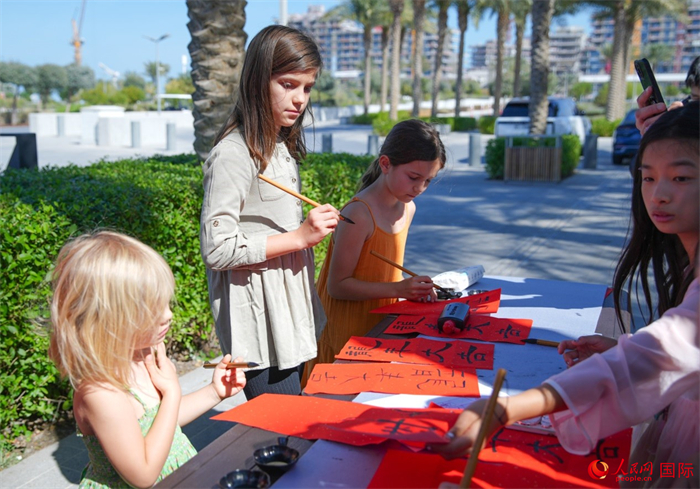 小朋友體驗書法創(chuàng)作。人民網(wǎng) 塔里克·易卜拉欣攝