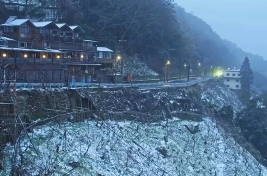 桃園市觀光旅游局22日新啟用的“上巴陵實(shí)時(shí)影像”的鏡頭下，現(xiàn)場(chǎng)呈現(xiàn)雪景。圖片來源：桃園市觀光旅游局。