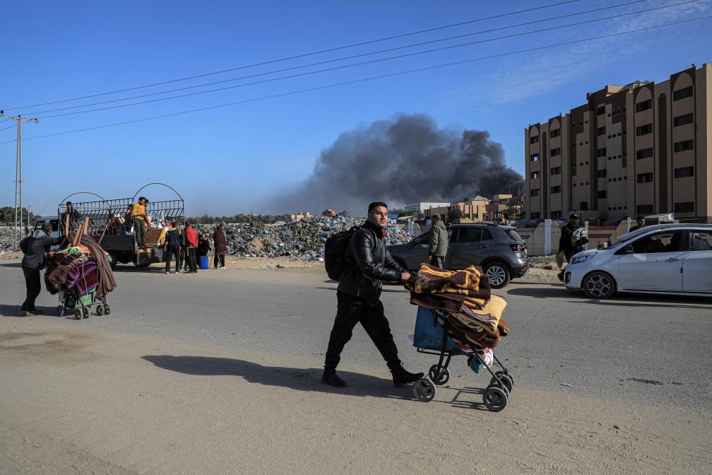 1月22日，在加沙地帶南部城市汗尤尼斯，人們逃離家園。新華社發(fā)（里澤克·阿卜杜勒賈瓦德攝）