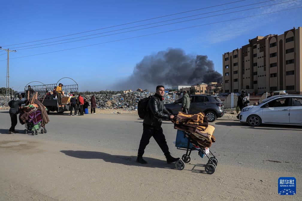 1月22日，在加沙地帶南部城市汗尤尼斯，人們逃離家園。新華社發(fā)（里澤克·阿卜杜勒賈瓦德攝）