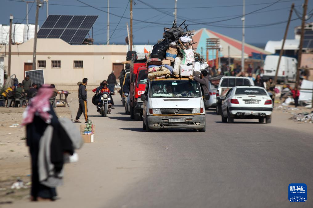 1月22日，在加沙地帶南部城市汗尤尼斯，人們逃離家園。新華社發(fā)（里澤克·阿卜杜勒賈瓦德攝）